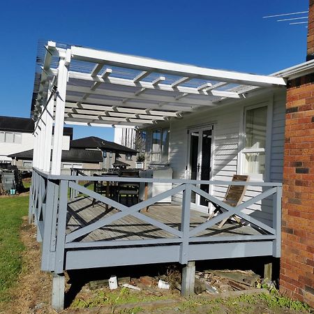 White Weather Board House Auckland Exterior foto