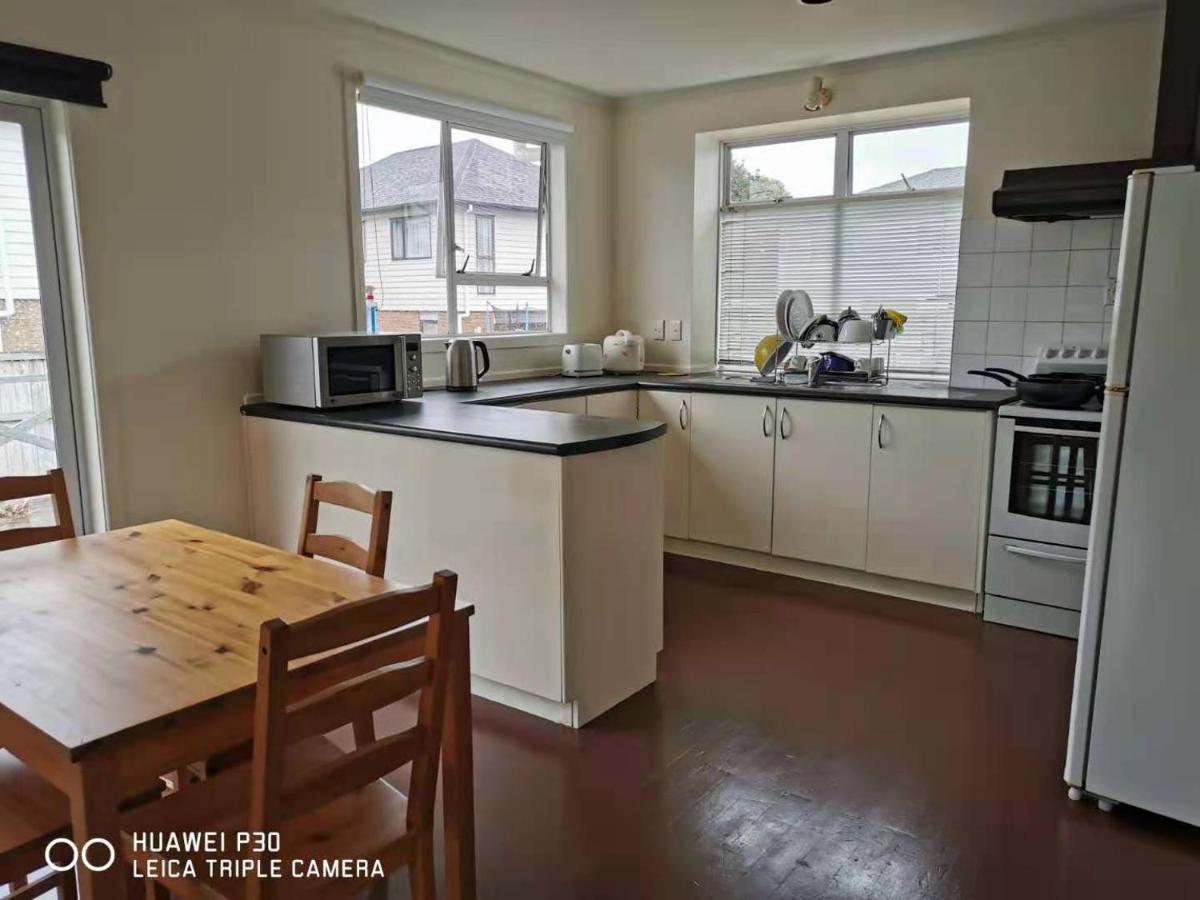 White Weather Board House Auckland Zimmer foto