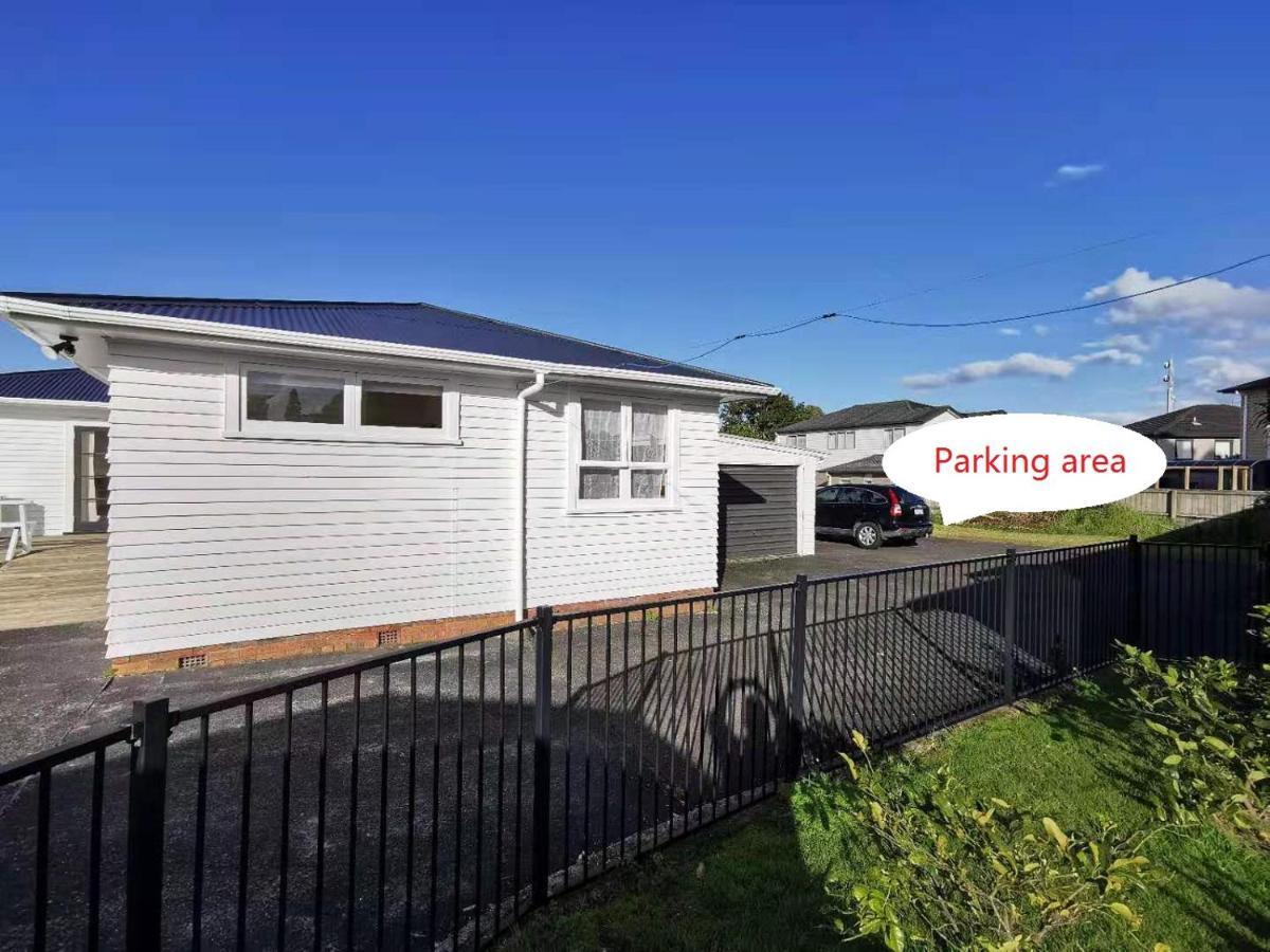 White Weather Board House Auckland Zimmer foto